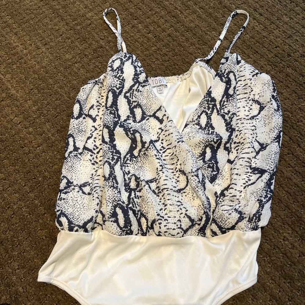 Tobi body suit - low cut V - size M